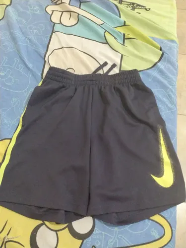 Short dri fit Nike , cinza com listra verde 