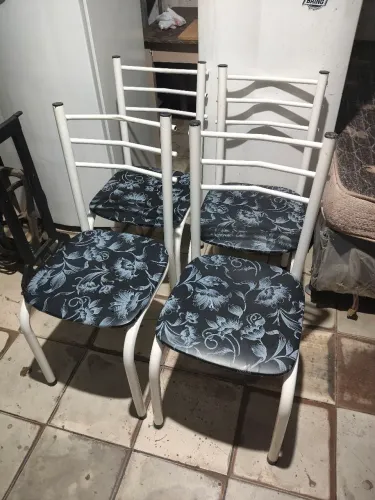 Quatro cadeiras avulsas