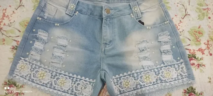 Short Jeans Bordado e Destroyed