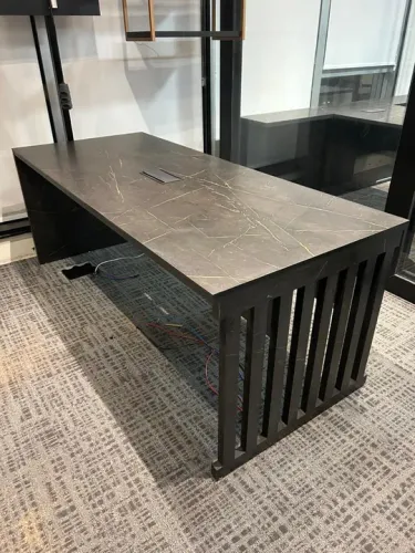 Mesa de escritório moderna com design industrial