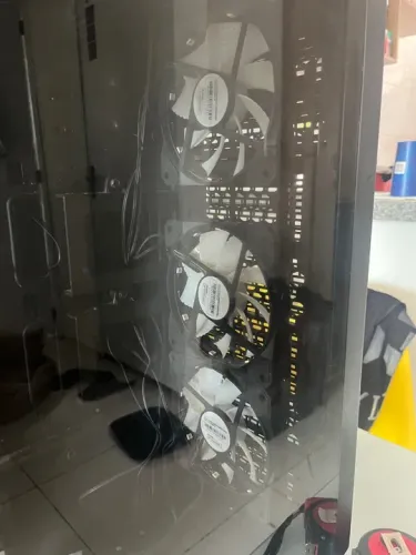 Gabinete gamer com 4 fans RGB