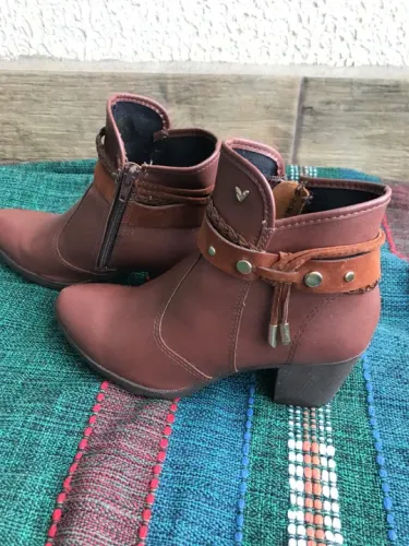 Bota marrom