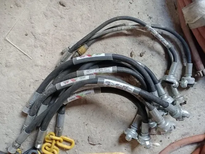 Vendo Rabicho Mangueira de AR com 50cm 1 ponta rosca 1/2" e a outra ponta Mão amiga