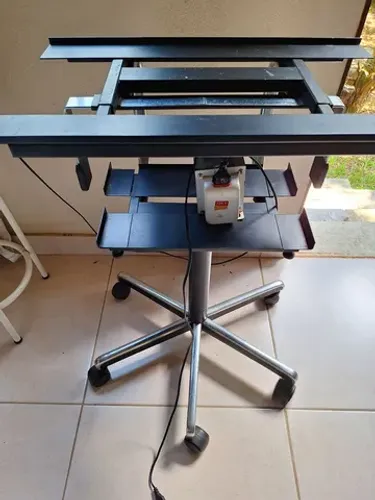 Vende RACK móvel.