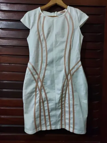 Vestido branco com detalhes em cor nude