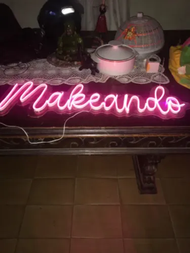 Placa luminosa de neon com tomada  $50.00