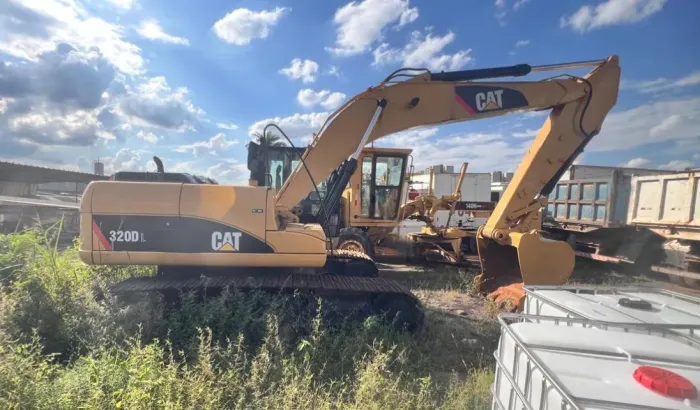 Escavadeira Caterpillar 320 DL ano 2010 com 10.000 horas, em SP