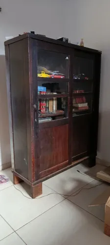 VT stante de com livros muito bons.  