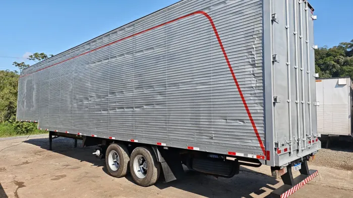 Carreta 3 eixos rebaixada sem pneu em boas condições 