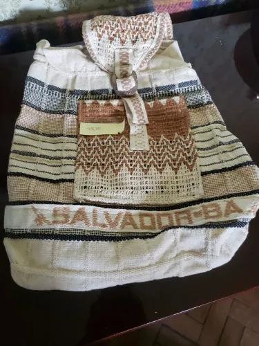 Mochila artesanal em tecido com detalhes únicos
