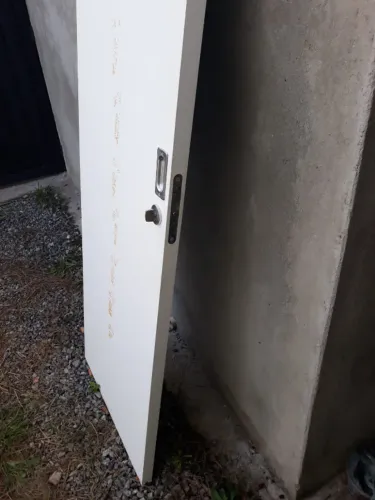 : Porta de madeira. Lado direito. De correr. Medidas: 205 x 62 x 4 cm.