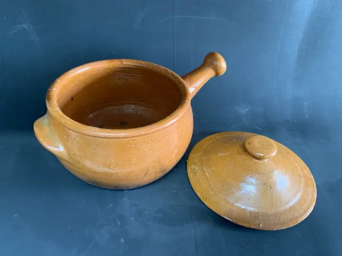 Caçarola de cerâmica com tampa