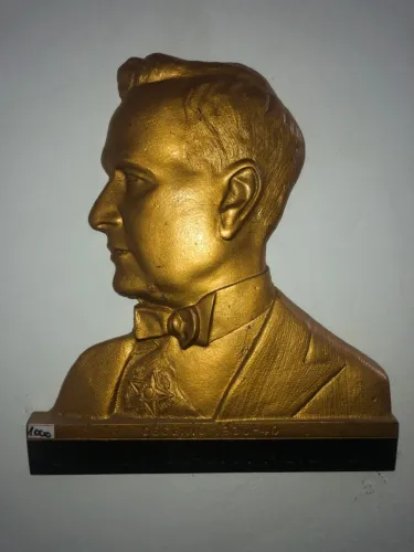 Para de busto de Juscelino Kubitschek em metal Escultura Dourada - Década de 1930-40