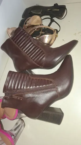 Bota de couro marrom cano curto