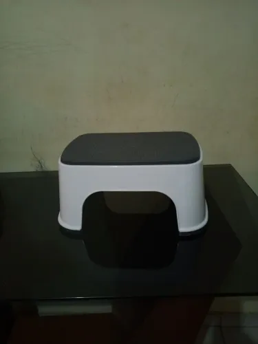 Banqueta branca de plástico