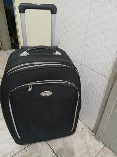 Mala de 20 kilos luxcel 62 de cima pra baixo e 42 de largura. 5 rodas
