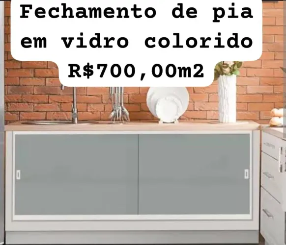 Fechamento de pia em vidro colorido