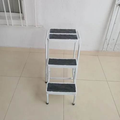Escada 3 degraus , no meu perfil tem outras. 