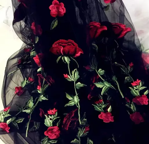 Tecido tule bordado rosas