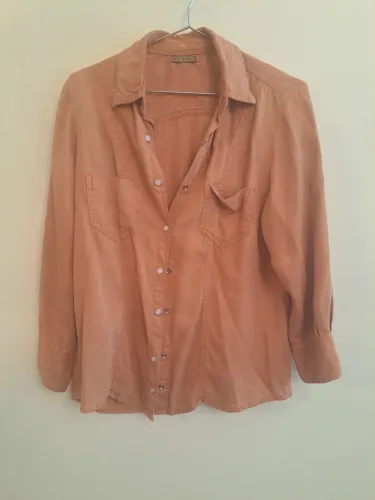 Camisa mostarda feminina