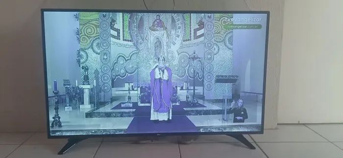 VENDO TV LG SMART 4K 55 POLEGADAS COM DEFEITO NA TELA (FICOU AZUL.)