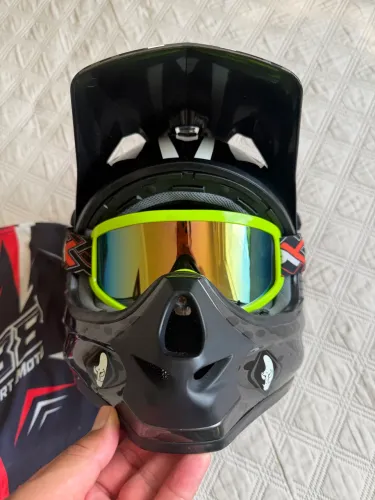 Capacete IMS com óculos