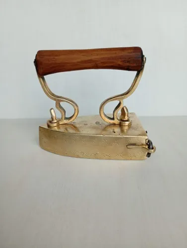 Ferro de passar em bronze antigo 