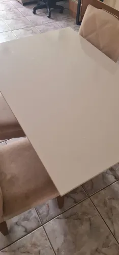 Mesa com quatro cadeiras 