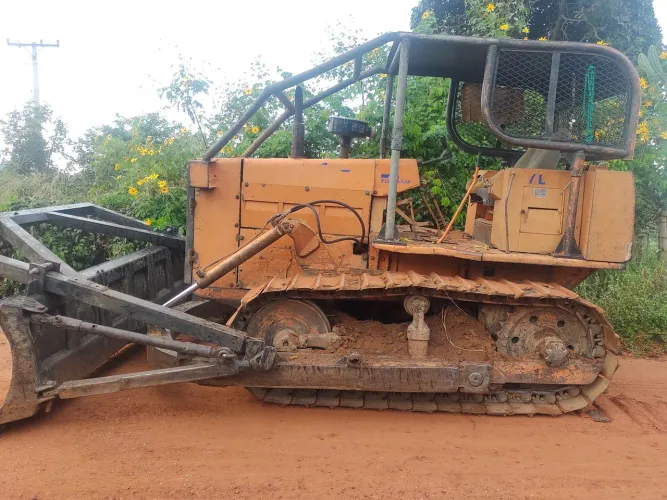 .Trator de Esteira terraplanagem  serviço barragem limpeza desmatamento .