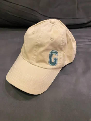 Boné Bege com Letra G Bordada - Estilo e Conforto