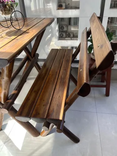 Mesa em madeira maciça com dois bancos