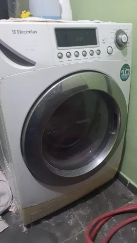 Lava e seca Electrolux 10,5 kg modelo LSE11 funcionando apenas pequeno detalhe no painel