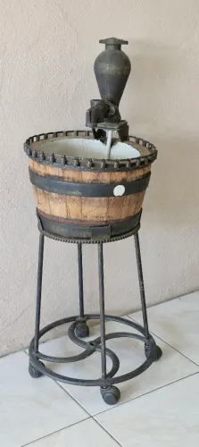 Fonte d'agua, com bomba antiga em barril. 