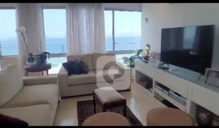 Delfim Moreira com 184m2/4 quartos/2 vagas de garagem
