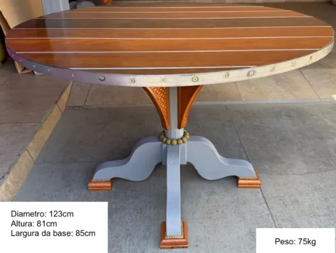 Mesa de jantar artesanal redonda em madeira