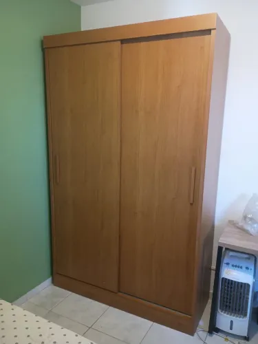 Guarda-Roupa de Madeira com Portas de Correr