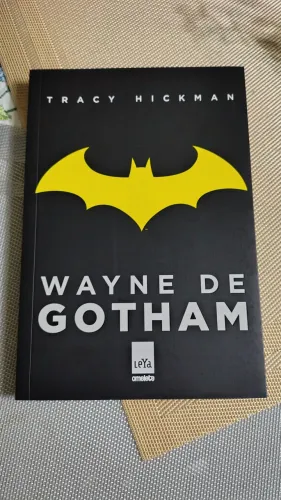 Livro Wayne de Gotham LeYa edição Omelete Box