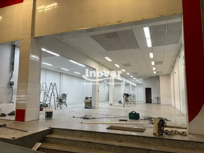 Lojão na Savassi com 720m² na melhor localização. piso em granito, pé direito de 4,92 m2, 