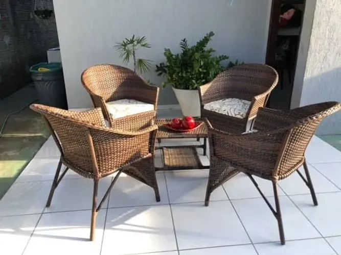 Conjunto de cadeiras e mesa para área externa