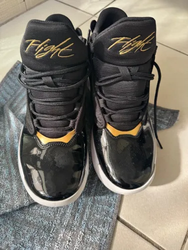 Tênis Flight Preto com Detalhes Dourados