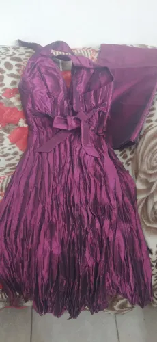 Vestido roxo elegante com detalhe de laço