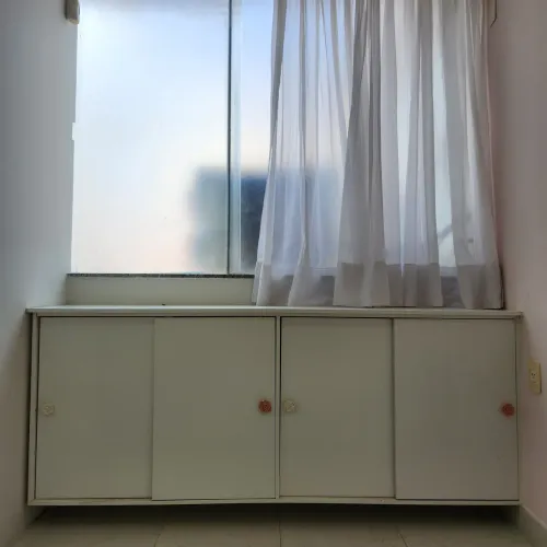 Armário baixo branco 4 portas de correr