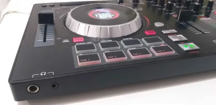 DDJ Numark Mixtrack Platinum.