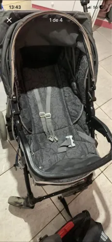 Carrinho de bebê com bebê conforto