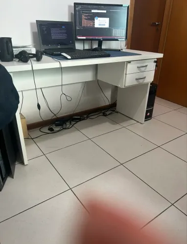 Mesa de escritório branca em ótimo estado