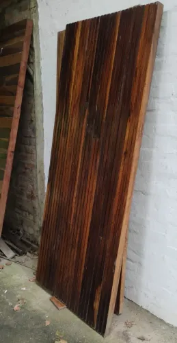 porta de madeira de demolição ripada