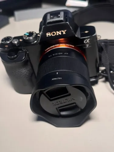 Camera SONY A7 FULL FRAME com lente Viltrox 40mm 2.0
