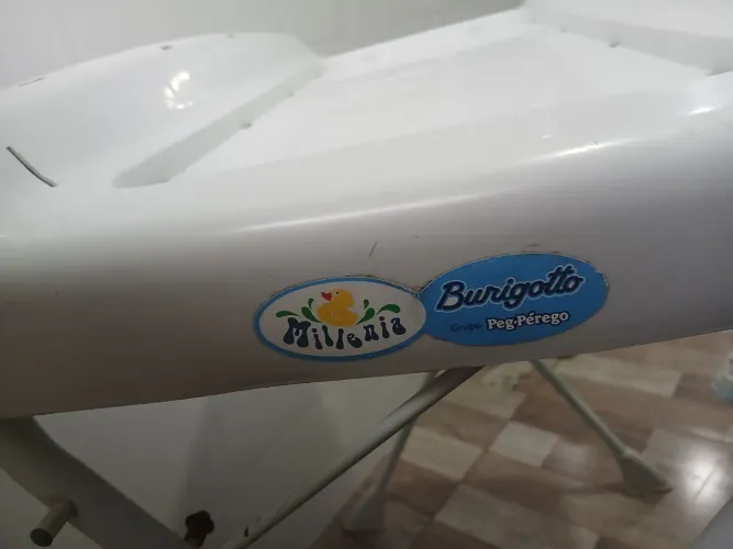 Banheira Burigotto com suporte.