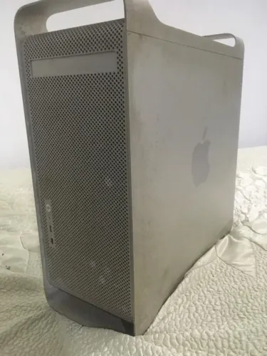 Gabinete Power Mac G5 original em alumínio. Sistema de refrigeração líquida