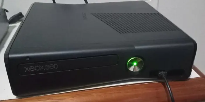 Xbox 360 Slim  LT 3.0 4GB 1439 Desbloqueado Matte Black C/Acessórios e Jogos( LEIA )